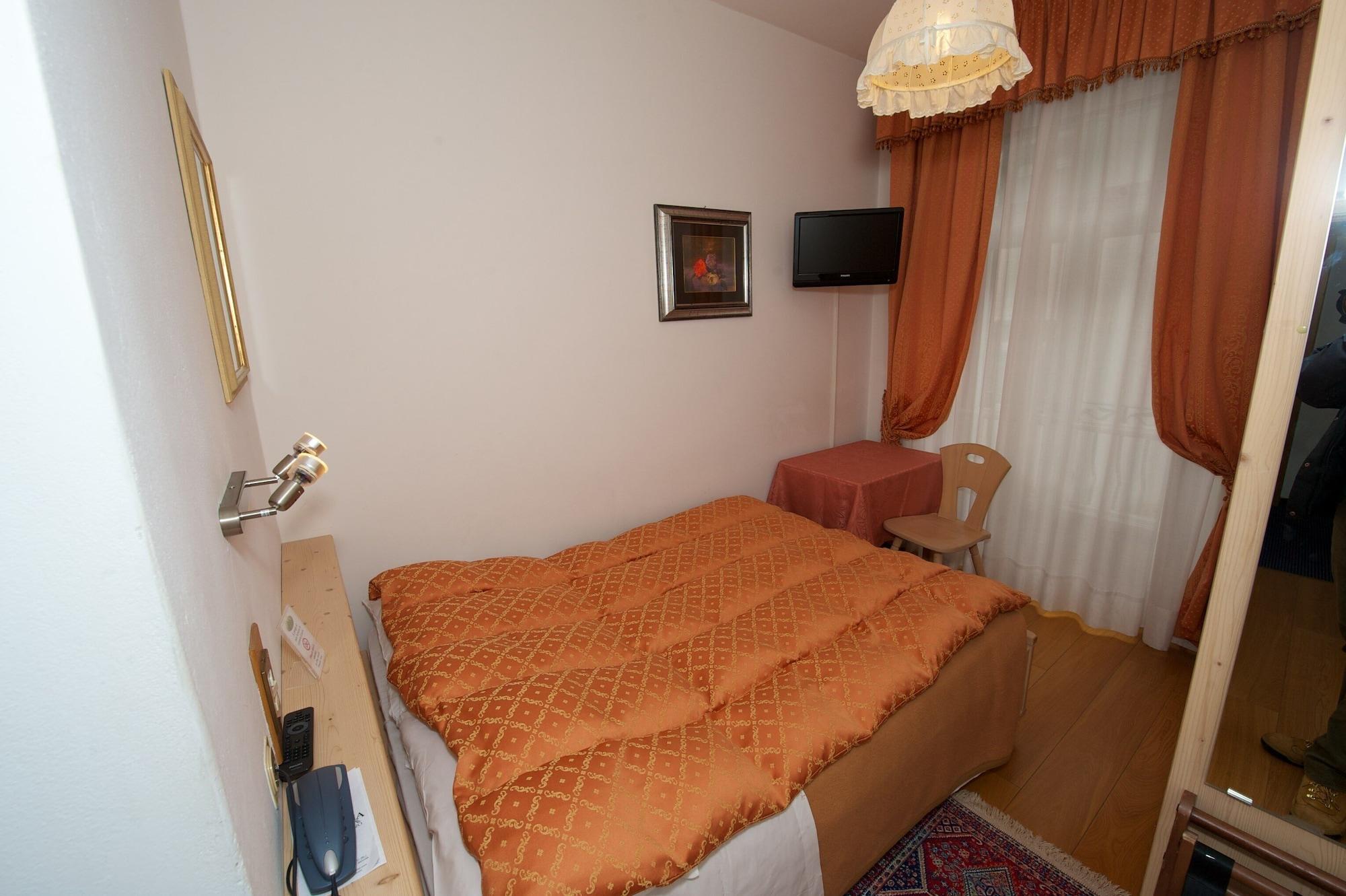 Hotel Montana กอร์ตินาดัมเปซโซ ภายนอก รูปภาพ