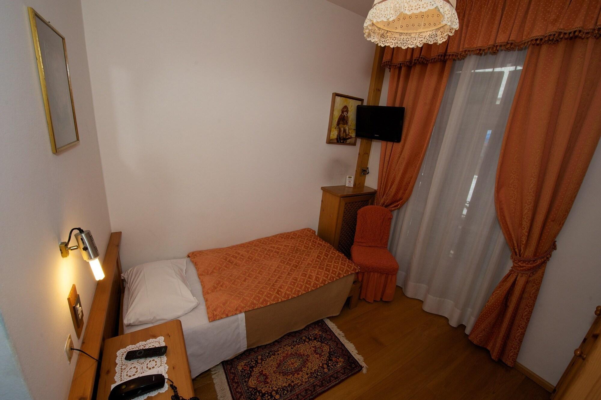 Hotel Montana กอร์ตินาดัมเปซโซ ภายนอก รูปภาพ