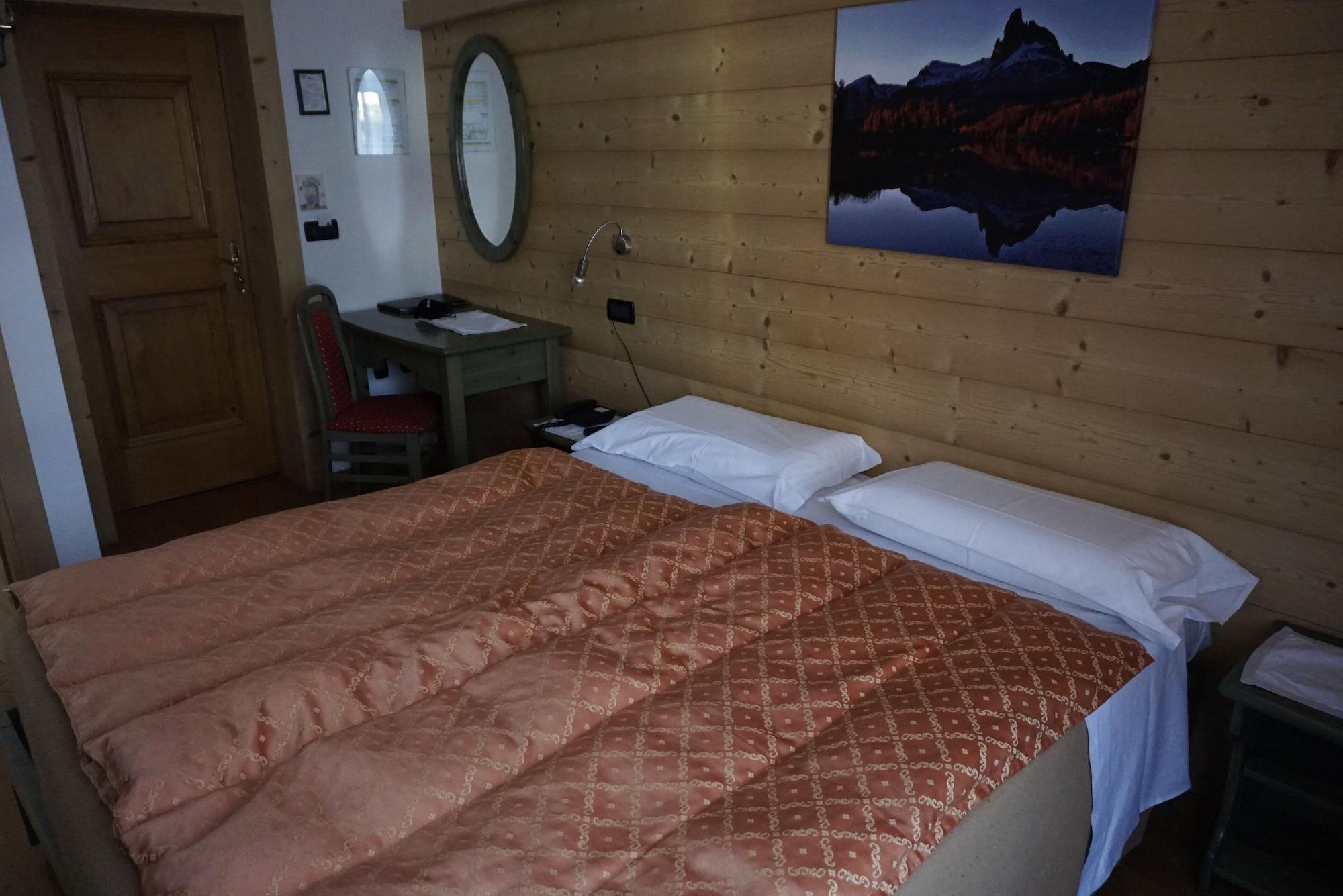 Hotel Montana กอร์ตินาดัมเปซโซ ภายนอก รูปภาพ