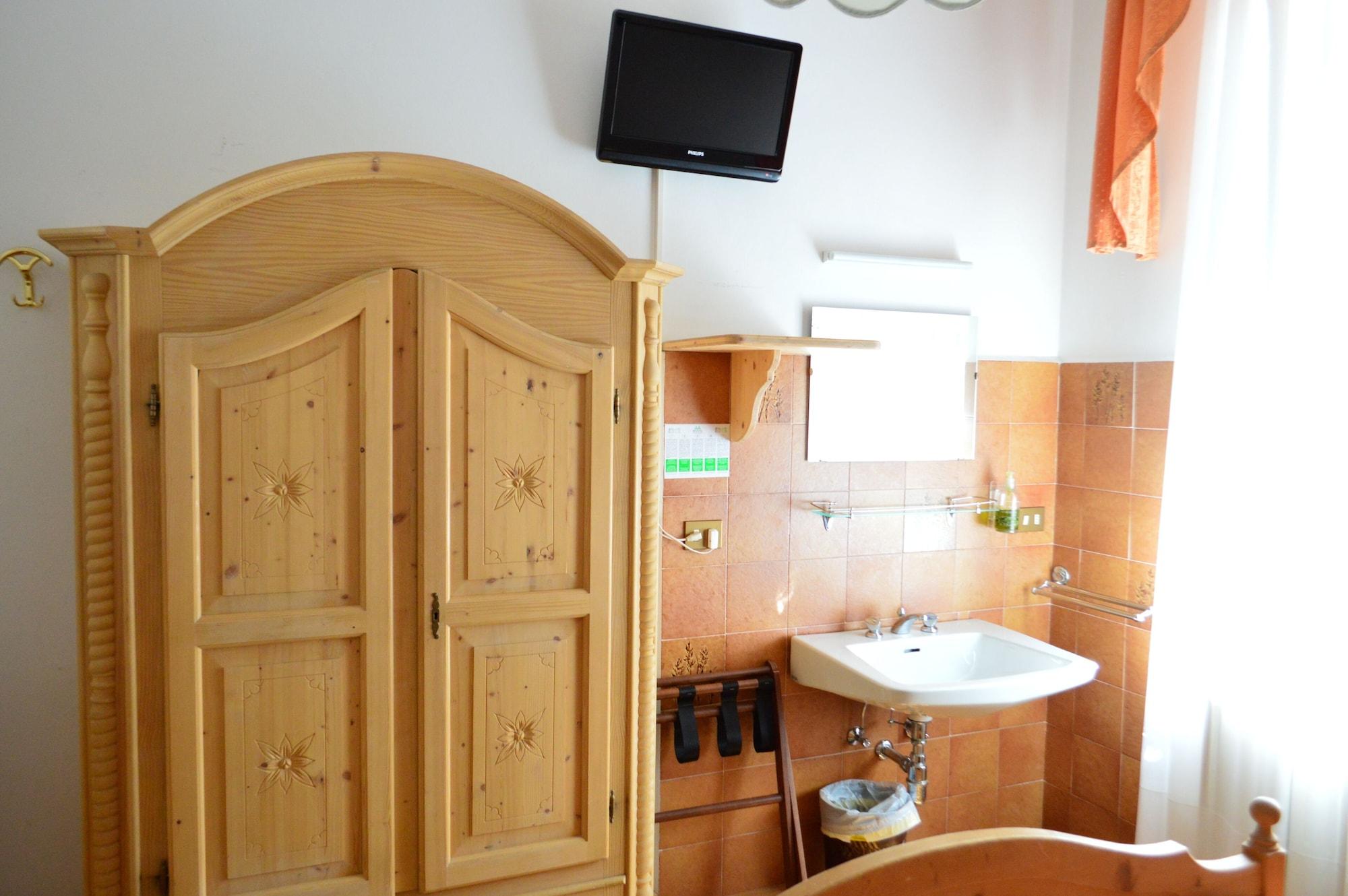 Hotel Montana กอร์ตินาดัมเปซโซ ภายนอก รูปภาพ