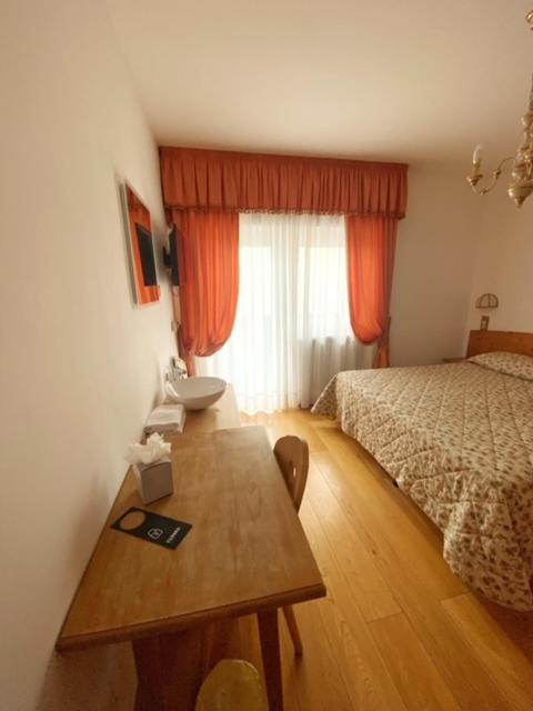 Hotel Montana กอร์ตินาดัมเปซโซ ภายนอก รูปภาพ