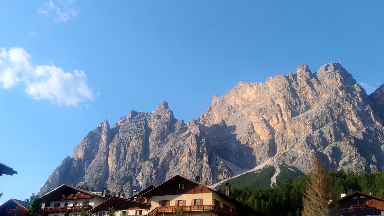 Hotel Montana กอร์ตินาดัมเปซโซ ภายนอก รูปภาพ